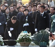 '이태원→봉하' 민주당, 새해 첫날 광폭 행보… 이재명-김경수 만남