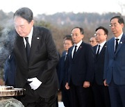 윤 대통령, 현충원 참배…“다시 도약하는 대한민국 만들겠다”