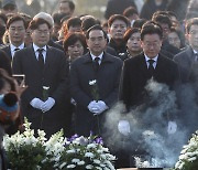 이재명, 동교동·봉하 찍고 양산행…검찰 출석 앞두고 전열 정비