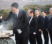 윤 대통령, 현충원 참배‥"다시 도약하는 대한민국"