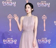 [포토] 지우, '우아한 손인사~' (2022 SBS 연기대상)