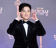 [포토] 김신비, '소녀팬 마음 흔드는 귀여운 미소' (2022 SBS 연기대상)