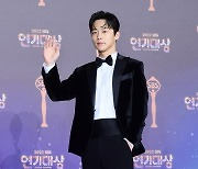 [포토] 배인혁, '상남자의 손인사' (2022 SBS 연기대상)