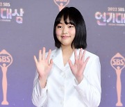 [포토] 김민서, '귀여운 인사' (2022 SBS 연기대상)