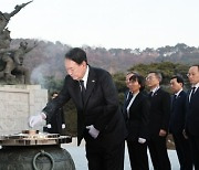 [속보] 尹 "기득권·지대 추구에 매몰된 나라엔 미래 없어"