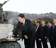 [속보] 尹 "모든 외교 중심을 경제에…수출전략 직접 챙길 것"