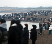 제주 성산일출봉, 한라산, 바다에서…계묘년 첫 ‘해맞이’