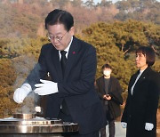 이재명 ‘DJ·노무현’ 행보로 새해 시작···“폭력적·일방적 지배 난무”