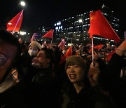 아찔한 중국…‘코로나 쓰나미’에도 새해 행사엔 ‘바글’