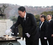 尹, 신년 첫 일정 현충원 참배…“다시 도약하는 대한민국”