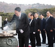 尹대통령, 현충원 참배…“다시 도약하는 대한민국 만들겠다”