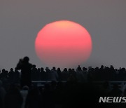 3년만의 해운대 해맞이…시민들 "근심·걱정 없는 한 해 되길"