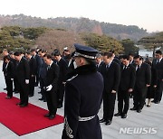 윤석열 대통령 '새해 첫날 현충원 참배'