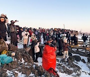 '새해 첫날 제주 한라산 해돋이 인파'