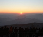 평창 발왕산에서 일출 보며 소원 비는 사람들