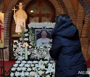 베네딕토 16세 전 교황 조문하는 시민