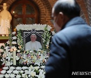 베네딕토 16세 전 교황 조문하는 시민