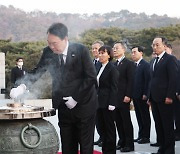 [전문] 윤석열 대통령 신년사 "복합위기, 수출로 돌파"