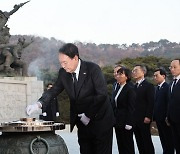 계묘년 첫날 현충원 참배한 尹 “위대한 국민과 함께 다시 도약하는 대한민국 만들 것”