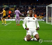 “큰 경기에서도 저리 했을까”…스타 해설가, 턴하흐 ‘에이스 징계 비판’