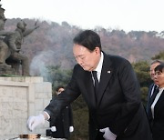 국립서울현충원 현충탑 참배하는 윤석열 대통령