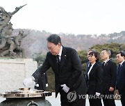 국립서울현충원 현충탑 참배하는 윤석열 대통령