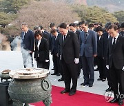 국립서울현충원 현충탑 참배하는 윤석열 대통령