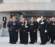 새해 첫날 국립서울현충원 현충탑 참배나선 윤석열 대통령