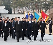 새해 첫날 국립서울현충원 현충탑 참배 마친 윤석열 대통령