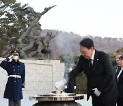 분향하는 윤석열 대통령