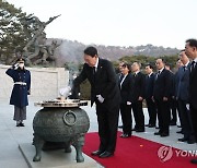 분향하는 윤석열 대통령