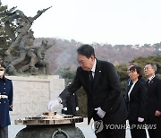 분향하는 윤석열 대통령