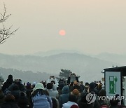 국사봉 일출 촬영하는 시민들