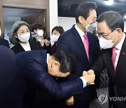 인사 나누는 주호영 원내대표와 김기현 의원