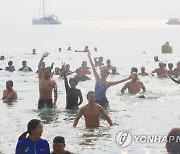 새해 소망 안고 바다에 풍덩…서귀포 펭귄수영대회 열려