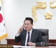 새해 첫날 국민들과 통화하는 윤석열 대통령