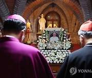 조문하는 염수정 추기경과 정순택 대주교