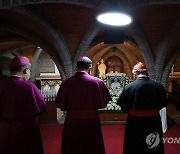 명동성당에 마련된 베네딕토 16세 전 교황 분향소