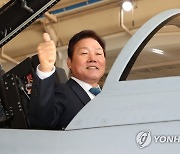 T-50 시승한 박완수 경남지사