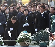 이재명 대표 포함 민주당 지도부 봉하마을 집결