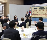 국무위원들과 떡국 조찬하며 덕담 나누는 윤 대통령