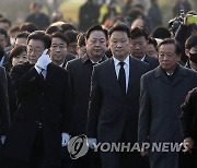 이재명, 새해벽두 PK행…盧참배·文예방 '단일대오 부각'