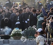 이재명 대표 포함 민주당 지도부 봉하마을 집결