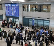 [포토]중국발 입국자 PCR 검사 첫날…인천공항 입국장