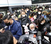 전장연, 지하철 탑승 시도…서울교통공사와 11시간째 대치