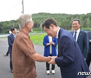 이재명, 문재인 예방…文 "민주주의 절대 후퇴 안 돼"(상보)