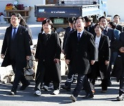 文 전 대통령 예방한 이재명 대표와 당 지도부