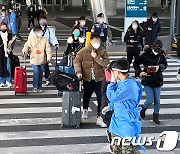 코로나 검사소로 이동하는 중국발 단기체류외국인들