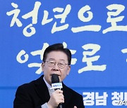 청년 참석자들의 질문에 답변하는 이재명 대표