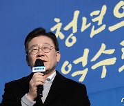 청년들의 목소리에 답변하는 이재명 대표